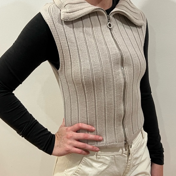 CHANEL SLEEVELESS SWEATER VEST - Picture 7 of 12